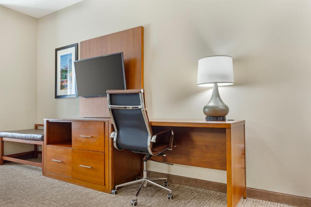 King Room - Non-Smoking interior